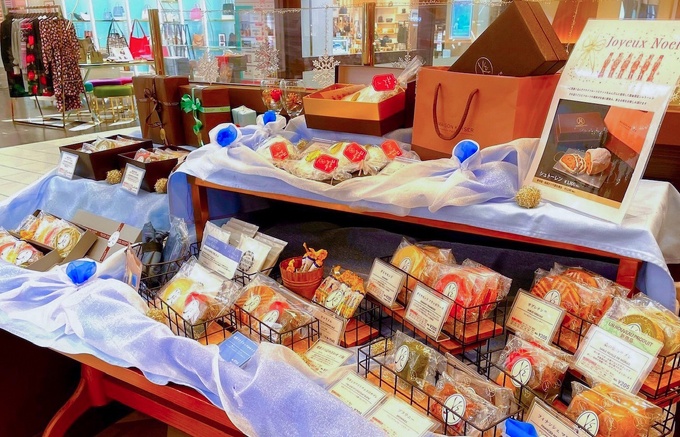 写真：PARCO2店前の焼き菓子ディスプレイ