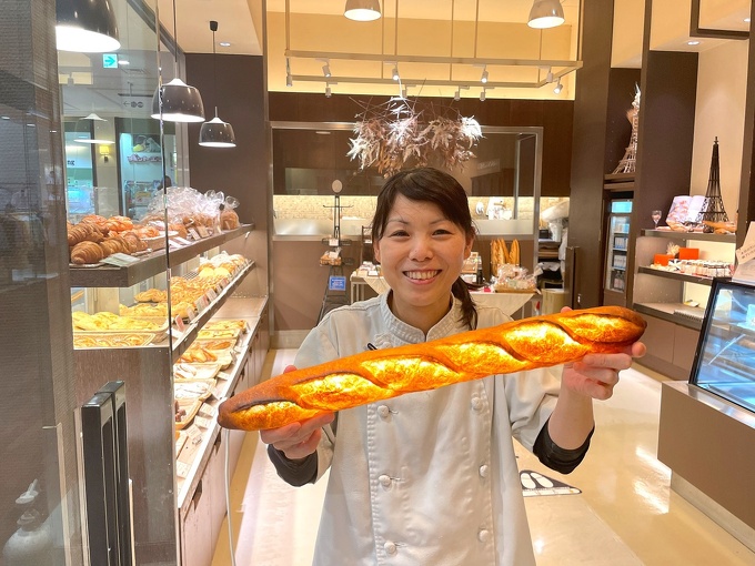 写真：バゲットのライトと板橋さん